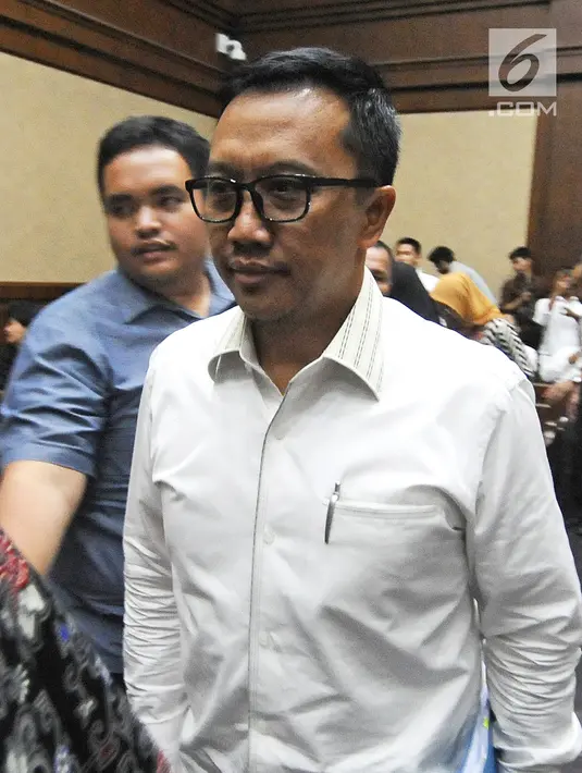 Menpora Imam Nahrawi saat tiba menjadi saksi di Pengadilan Tipikor, Jakarta, Senin (29/4/2019). Menpora menjadi saksi dalam sidang lanjutan kasus dugaan suap dana hibah KONI bersama 4 saksi dari JPU KPK dengan terdakwa Sekjen KONI Ending Fuad Hamidy. (Liputan6.com/Herman Zakharia)