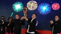 Menteri Pemuda dan Olahraga, Zainudin Amali mengangkat trofi Piala Presiden 2022 bersama Ketua Umum PSSI, Mochamad Iriawan pada acara launching di SCTV Tower, Senayan City, Senin (6/6/2022). (Bogi Triyadi/Liputan6.com).