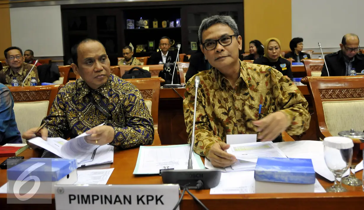 Plt pimpinan KPK Johan Budi saat mengikuti Rapat Dengar Pendapat (RDP) dengan Komisi III DPR di Jakarta, Senin (7/9/2015). RDP yang membahas Rencana Kerja dan Anggaran dihadiri BNN, KPK, dan PPATK. (Liputan6.com/Johan Tallo)