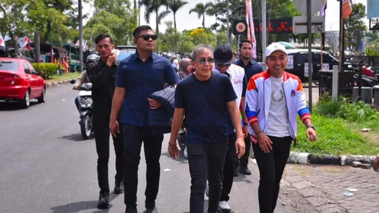 Wakil Ketua DPR RI, Saan Mustofa harus berjalan kaki seusai kendaraan yang ditumpanginya terkena macet saat bertolak ke acara kampanye akbar pasangan calon (paslon) Bupati-Wakil Bupati Karawang pada Sabtu 22 November 2024 (Istimewa)