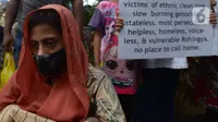 Pengungsi etnis Rohingya melakukan aksi di depan Gedung UNHCR, Jakarta, Jumat (26/11/2021). Unjuk rasa dilakukan menuntut pemerintah Indonesia dan UNHCR agar lebih memperhatikan nasib pengungsi sebagai manusia yang lebih dari 9 tahun tak kunjung diperhatikan. (merdeka.com/Imam Buhori)