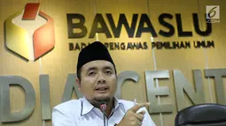 Anggota Bawaslu, Mochammad Afifuddin memberikan keterangan di Gedung Bawaslu, Jakarta, Kamis (12/7). Bawaslu memberikan sejumlah keterangan hasil pengawasan penyelenggaraan Pilkada Serentak 2018. (Liputan6.com/Helmi Fithriansyah)