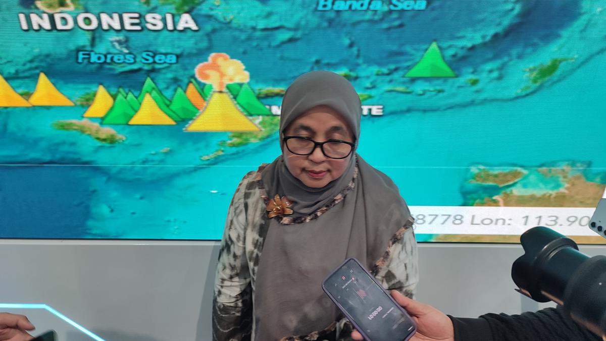 Kepala Badan Geologi, Lana Saria menjelaskan aktivitas anak krakatau. (merdeka.com/Azzura Galexia).
