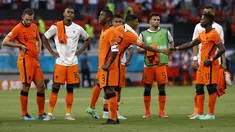 Para pemain timnas Belanda usai pertandingan babak 16 besar Euro 2020 antara Belanda dan Republik Ceko di Puskas Arena, Minggu (27/6/2021). Belanda yang terpaksa bermain dengan 10 pemain setelah turun minum secara mengejutkan disingkirkan Ceko usai kalah 0-2. (Bernadet Szabo/Pool via AP)