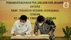 Kakanwil 6 PT Bank Tabungan Negara (Persero) Tbk. Edward Alimin Syarif (kanan) dan Kepala Kejati Jawa Tengah Priyanto (kiri) menandatangani naskah Perjanjian Kerja Sama (PKS) di Kantor Kejati Jateng, Semarang, Rabu (09/06/2021). (Liputan6.com/HO/BTN)