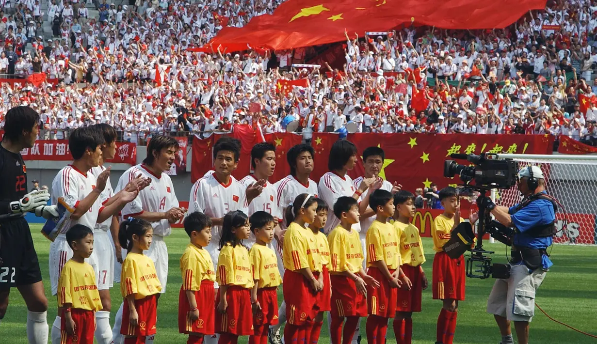 Cina. Pada Piala Dunia 2002 di Jepang dan Korea Selatan, Zona Asia diwakili oleh 4 negara yaitu Jepang dan Korea elatan sebagai tuan rumah, Saudi Arabia serta Kanada sebagai tim debutan. Bergabung di Grup C bersama Brasil, Turki dan Kosta Rika pada fase grup, Cina menelan kekalahan dari ketiga lawannya tanpa mencetak satu gol pun. Mereka takluk 0-2 dari Kosta Rika, 0-4 dari Brasil dan 0-3 dari Turki. (AFP/Pascal Guyot)