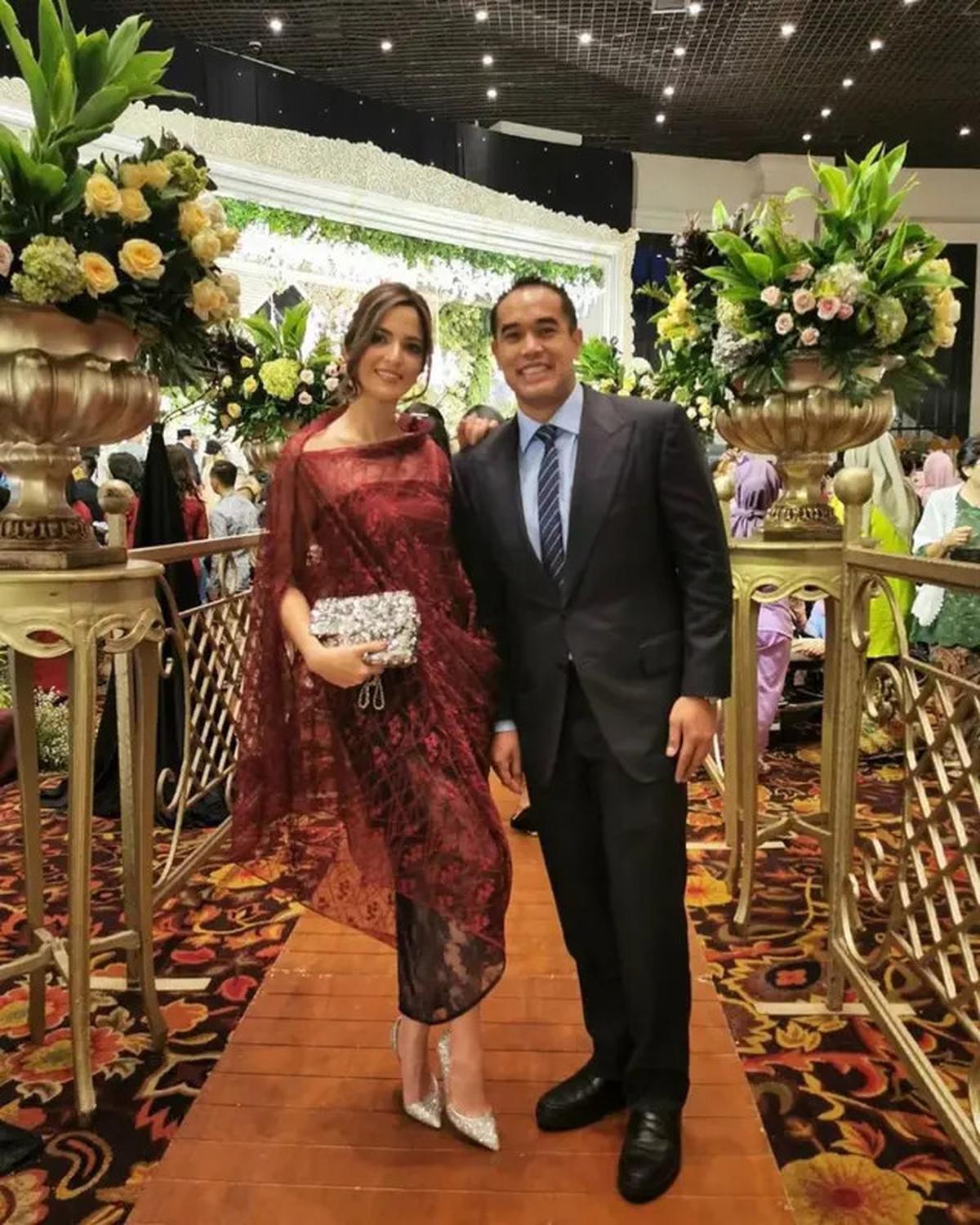 Outfit Kondangan Nia Ramadhani dengan Bahu Terbuka, Anggun Maksimal