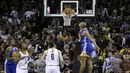Pemain Golden State Warriors, David West, memasukan bola saat pertandingan melawan Cleveland Cavaliers pada Gim 3 Final NBA 2017, Rabu (7/6/2017). Warriors menang 118-113.  (AP/Tony Dejak)