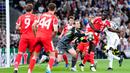 Kiper Bayern Munchen, Manuel Neuer, berusaha mengambil bola di depan gawangnya saat melawan Real Madrid pada laga leg pertama perempat final Liga Champions di Stadion Santiago Bernabeu, Rabu (8/4/2026). (AP Photo/Jose Breton)