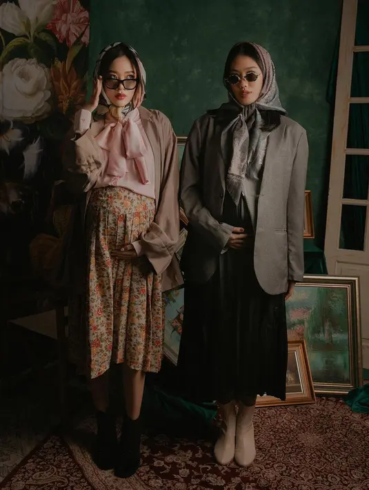 Scarf dan corak floral menjadi fashion item kunci untuk menciptakan tampilan vintage yang edgy. (IG: @danitasigarlaki)