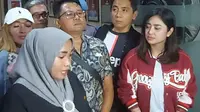Pelaku penghina Dewi Perssik berinisial MZ bertemu sang penyanyi dangdut sambil menyesali perbuatannya di Polres Metro Depok, Jawa Barat, Selasa (20/12/2022). (Dok. via M. Altaf Jauhar)