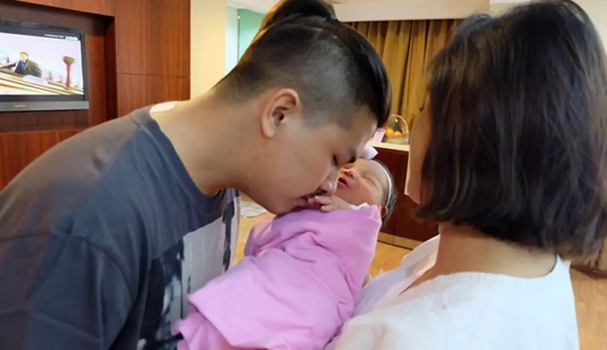 Pasangan yang menikah sejak setahun lalu, itu telah dikaruniai seorang anak pada Jumat (9/9/2016) tepat pukul sembilan pagi. Keduanya memberi nama putrinya Nastusha Olivia Alinskie. (Instagram/glennalinskie)