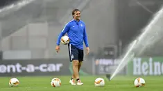 Pelatih Sevilla Julen Lopetegui saat sesi latihan di Cologne, Jerman, Kamis (20/8/2020). Sevilla akan menghadapi Inter Milan di final Liga Europa. (AP Photo/Martin Meissner)