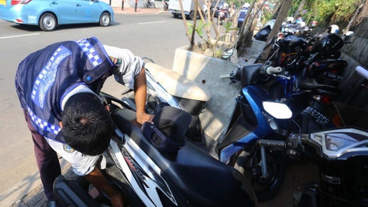 Parkir di trotoar, ratusan pentil sepeda motor dicabuti Dishub