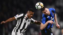 Duel pemain Juventus, Alex Sandro (kiri) dan pemain Atalanta, Bryan Cristante pada lanjutan Serie A di Allianz Stadium, Turin, (14/3/2018). Juventus menang 2-0. (AFP/Marco Bertorello)