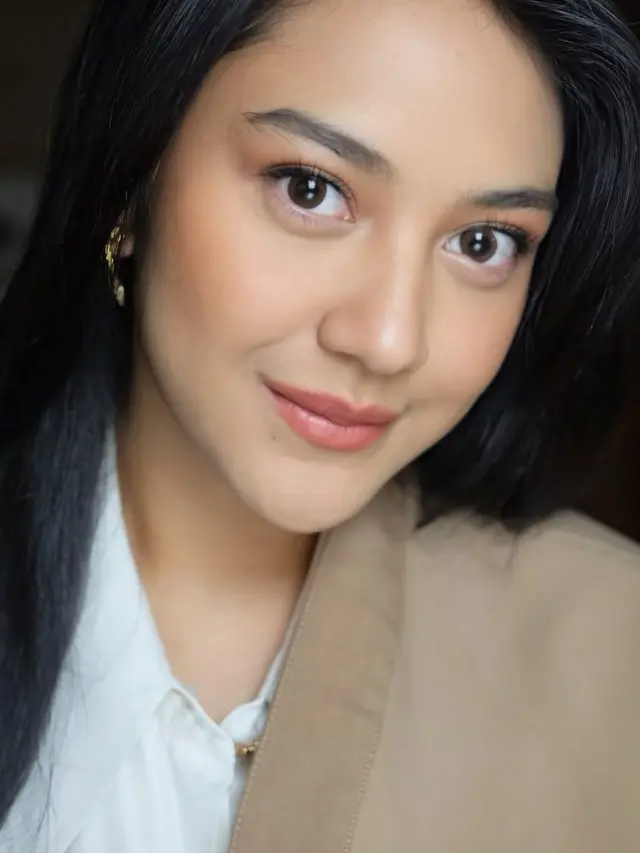 Beda 15 Tahun, Dian Sastrowardoyo dan Putri Tanjung Tampilkan Pesona Cantik Khas Warga Menteng dengan Makeup Flawless