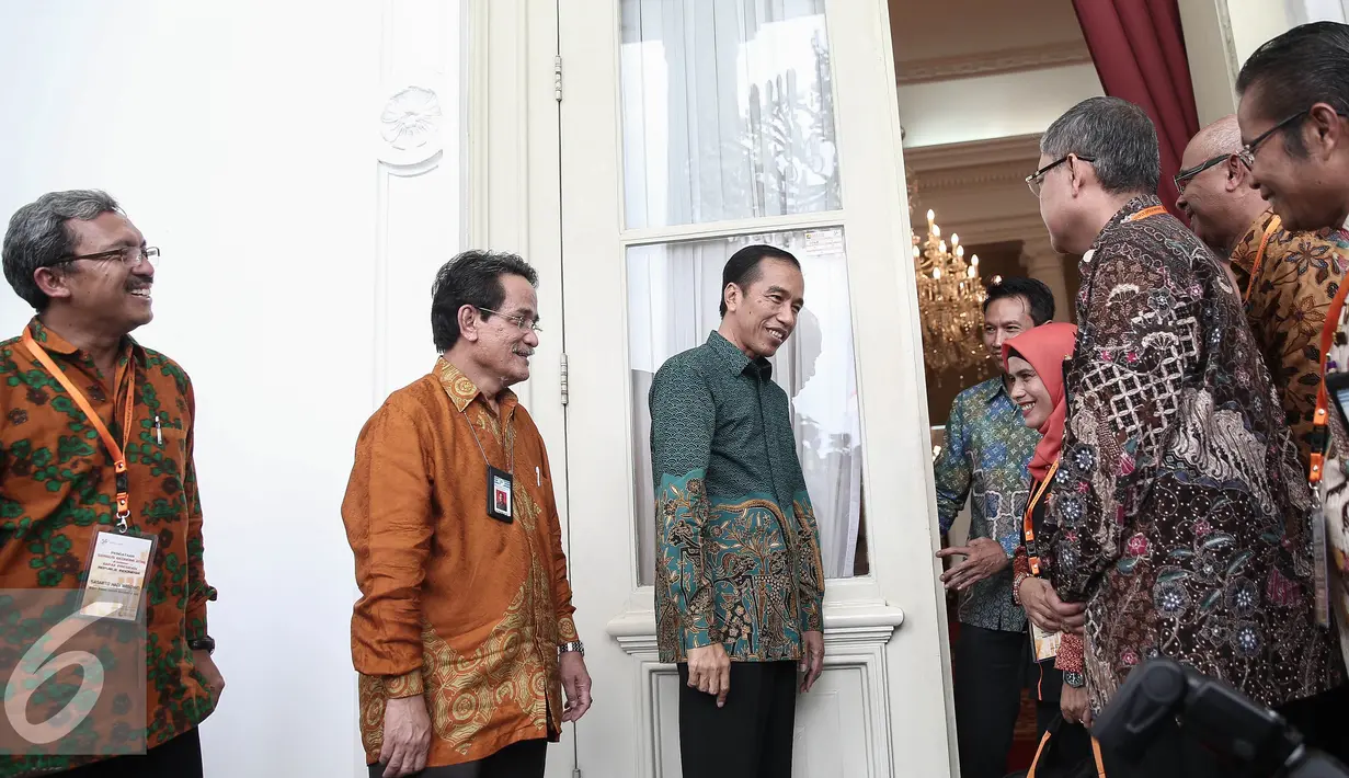 Presiden Jokowi berbincang dengan Tim Sensus Ekonomi Badan Pusat Statistik (BPS) di Istana Negara, Jakarta, Rabu (25/5/2016). Kedatangan tim Sensus Ekonomi BPS untuk mendata sensus ekonomi kepada Presiden Jokowi. (Liputan6.com/Faizal Fanani)