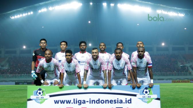 Para Pemain Persipura Jayapura saat melawan Persija Jakarta pada lanjutan Liga 1 Gojek bersama Bukalapak di Stadion Pakansari, Bogor, (25/5/2018).  (Bola.com/Nick Hanoatubun)
