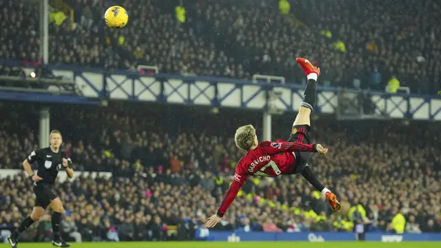 Foto: Garnacho Cetak Gol Salto dan Selebrasi ala Cristiano Ronaldo saat MU Menang Telak atas Everton