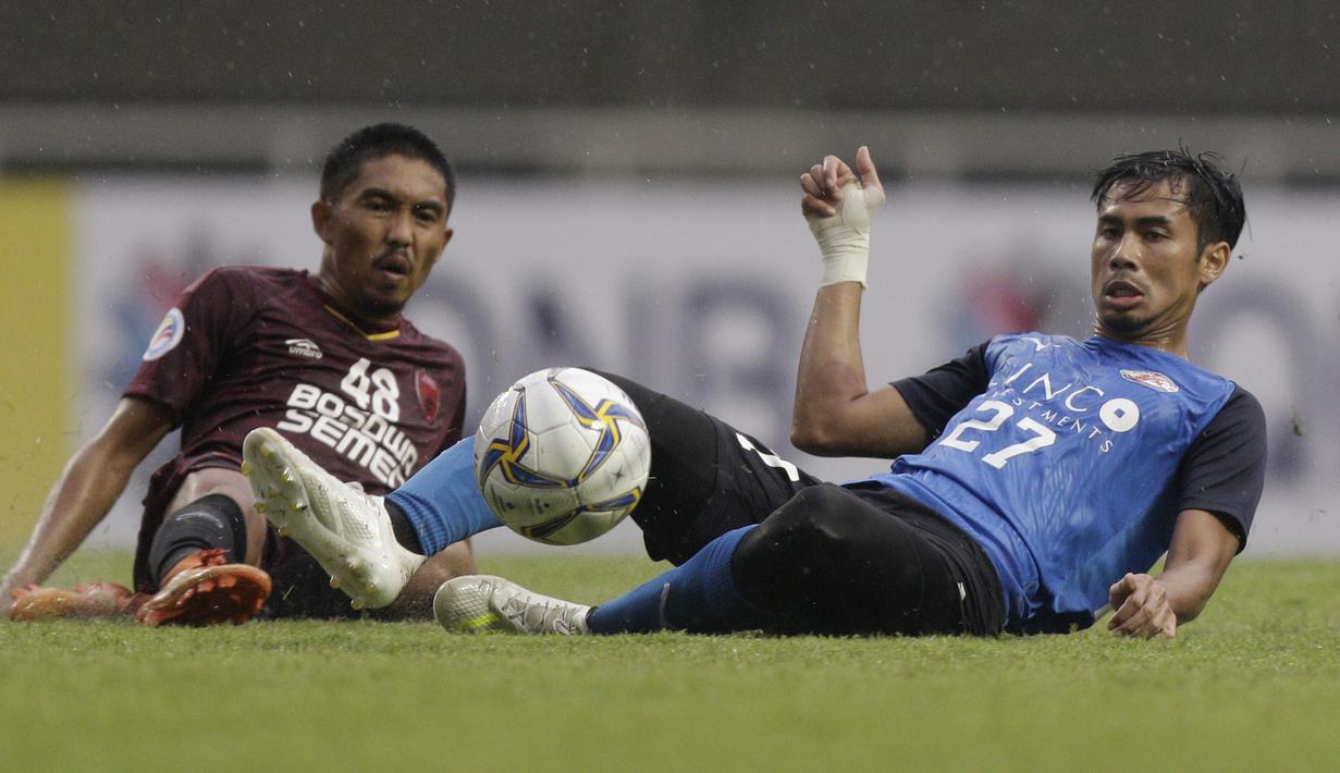 Gelandang PSM Makassar, M Arfan, berebut bola dengan gelandang Home United, Adam Swandi, pada laga Piala AFC 2019 di Stadion Pakansari, Jawa Barat, Selasa (30/4). PSM menang 3-2 atas Home United. (Bola.com/Yoppy Renato)
