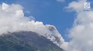 Gunung api Gamalama di Pulau Ternate, Maluku Utara (Malut), Kamis (4/10/2018), pukul 11.52 WIT atau 09.52 WIB meletus dengan mengeluarkan asap berwarna putih.