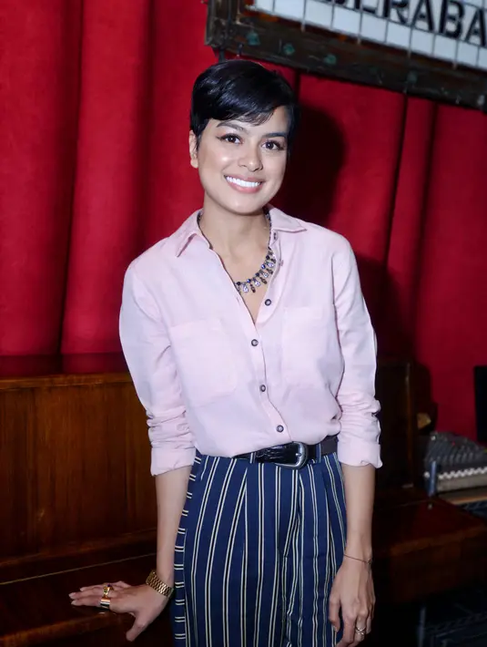 "Bentuknya berbeda aja, lebih kepada kehidupan general dan temanya cinta, tapi ini bukan falling in love ya lebih ke selflove," jelasnya menambahkan. (Adrian Putra/Bintang.com)