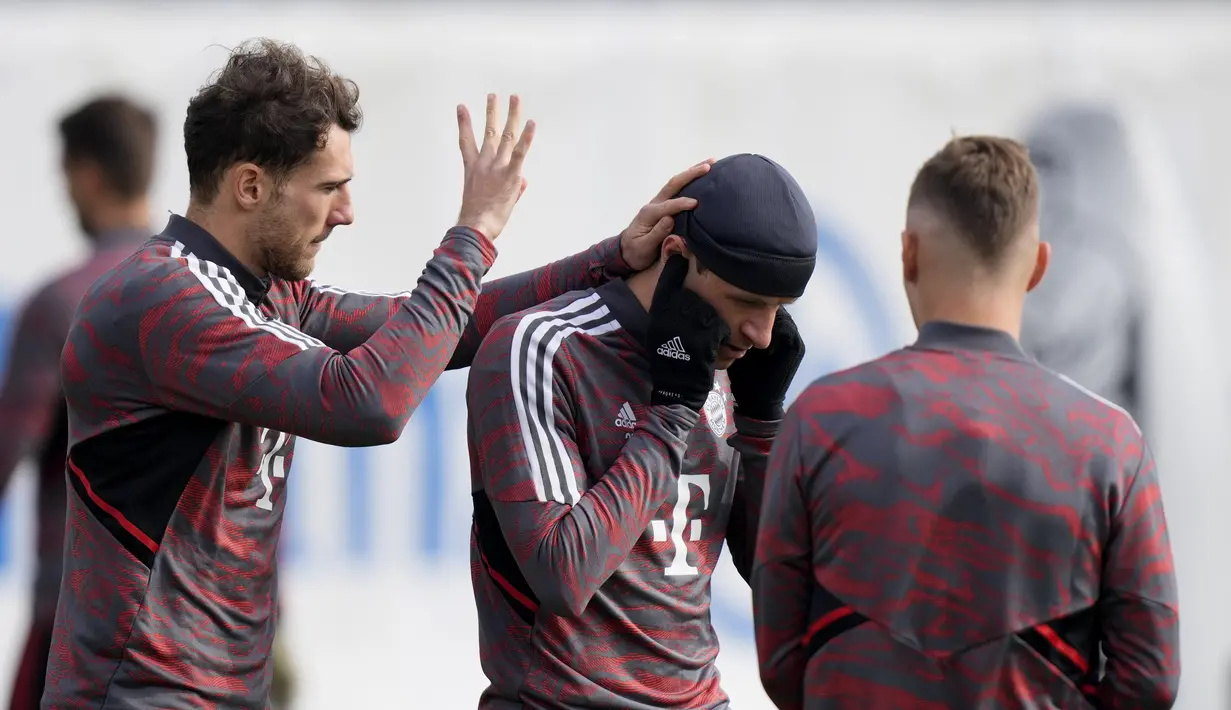 <p>Pemain Bayern Muenchen, Leon Goretzka bercandan dengan Thomas Mueller selama sesi latihan di Munich, Jerman, Selasa (7/3/2023). Di Allianz Arena, di mana mereka wajib menang setidaknya dua gol jika ingin lolos ke perempat final Liga Champions. (AP Photo/Matthias Schrader)</p>