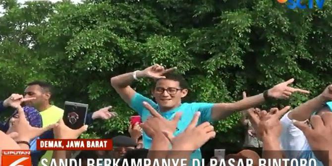 Sandiaga Senam Bareng Emak-Emak di Alun-Alun Demak