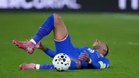 Nahas, nasib buruk menimpa Mbappe pada menit ke-83. Ia harus ditarik keluar akibat cedera pergelangan kaki kanannya yang kambuh. (AP Photo/Michel Euler)