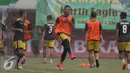 Pemain Mitra Kukar, Zulham Zamrun (tengah) mengikuti latihan bersama jelang laga Piala Presiden 2017 di Stadion Maguwoharjo, Sleman, Jumat (3/2). Mitra Kukar akan melawan Persegres di partai pertama Piala Presiden 2017. (Liputan6.com/Helmi Fithriansyah)