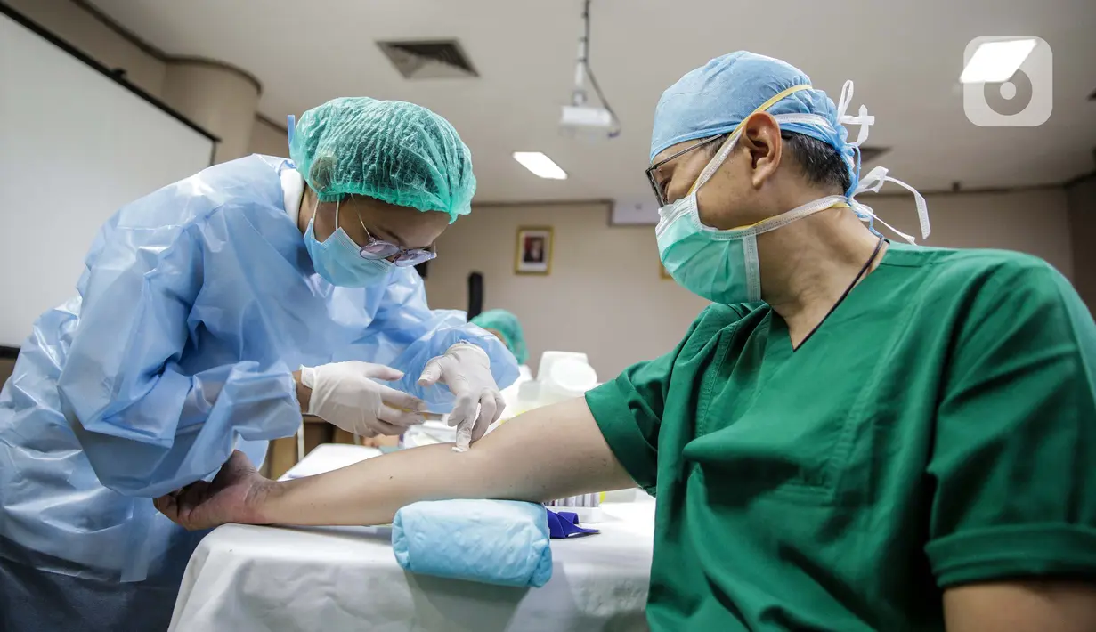 Petugas medis saat diperiksa dengan metode Tes serologi virus Corona COVID-19 di RS Siloam Kebon Jeruk, Jakarta, Selasa (11/8/2020). Cara mendeteksinya dilakukan dengan mengambil darah pasien dan dimasukkan ke tabung darah untuk diproses di laboratorium. (Liputan6.com/Faizal Fanani)
