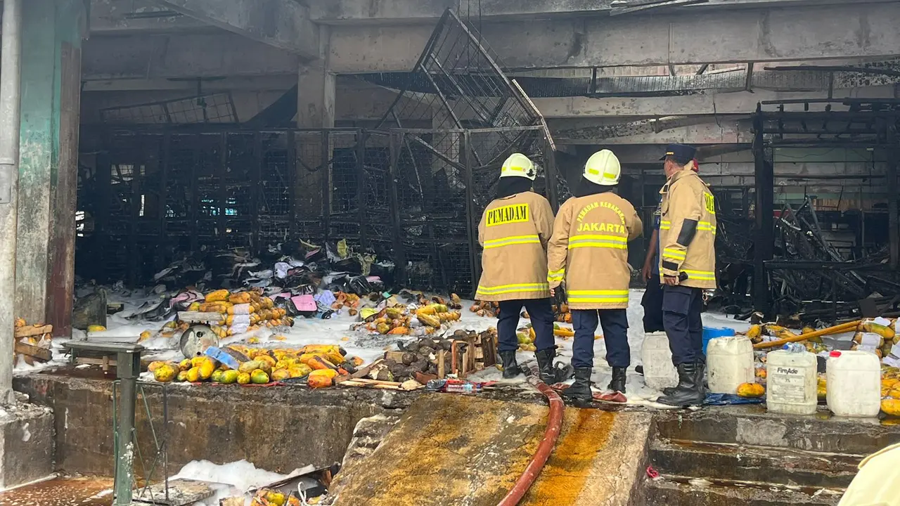 Kebakaran hari ini, Senin (15/12/2025) di Pasar Induk Kramat Jati, Jakarta Timur.