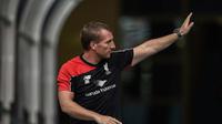 Pelatih Liverpool Brendan Rodgers melambaikan tangan kepada suporter, di Stadion Bukit Jalil, Kuala Lumpur, 23 Juli 2015. (AFP PHOTO / MANAN VATSYAYANA)