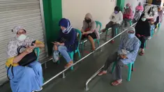 Pengunjung antre dengan menjaga jarak fisik (Physical Distancing) saat menunggu supermarket buka di kawasan Ciputat, Tangerang Selatan, Selasa (14/4/2020). Pemerintah terus mengimbau warga untuk melakukan jarak fisik sebagai tindakan pencegahan penyebaran Corona COVID-19. (merdeka.com/Arie Basuki)