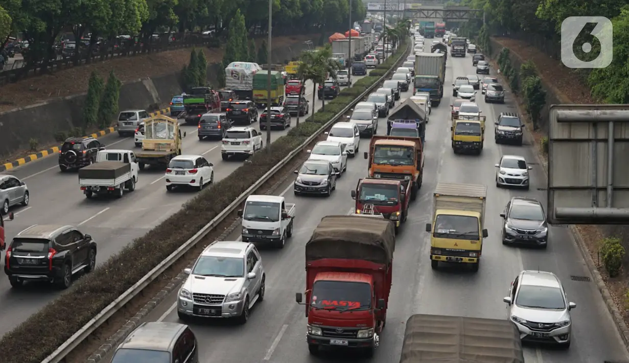 Kendaraan melintasi Tol JORR di kawasan Jakarta Selatan, Selasa (8/10/2019). Kepala Badan Pengatur Jalan Tol (BPJT) Kementerian PUPR Danang Parikesit menegaskan ada 21 ruas tol yang akan mengalami kenaikan tarif. (Liputan6.com/Immanuel Antonius)
