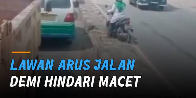 VIDEO: Nekat! Emak-Emak Lawan Arus Jalan Demi Hindari Macet