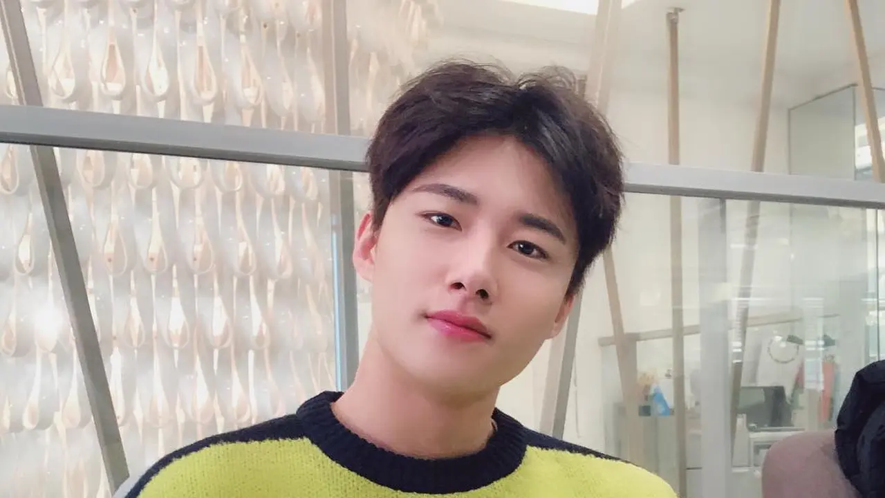 Seo Ji Hoon sebagai Kim Seok Jin di drama Youth, BTS Universe. (foto via Soompi)