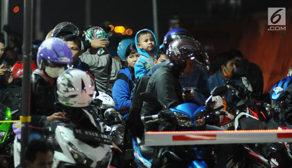 Antrean pemudik bermotor di Dermaga 6 Pelabuhan Merak, Banten, Kamis (22/6). Dini hari, ribuan pemudik bermotor antri menyeberang dari Pelabuhan Merak menuju Bakauheni, Lampung. (Liputan6.com/Helmi Fithriansyah)