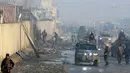 Suasana lokasi sehari setelah serangan di Kabul, Afghanistan (15/1). Menurut pejabat setempat, seorang pembom bunuh diri Taliban meledakkan kendaraan bermuatan bahan peledak pada Senin malam. (AP Photo/Rahmat Gul)