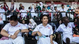 Sejumlah pelajar YPAC memberikan dukungan kepada atlet-atlet yang berlaga pada ajang Asian Para Games di SUGBK, Jakarta, Senin (8/10). Anak-anak terlihat bahagia dapat mendukung langsung di stadion. (Bola.com/Vitalis Yogi Trisna)
