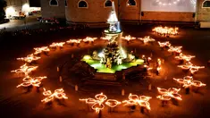 Penari membawa lentera saat tampil dalam Festival Salzburg di Kota Salzburg, Austria (22/7). Festival ini terdiri dari acara musik, drama dan opera yang sudah dimulai sejak tahun 1920. (Barbara Gindl/APA/AFP)