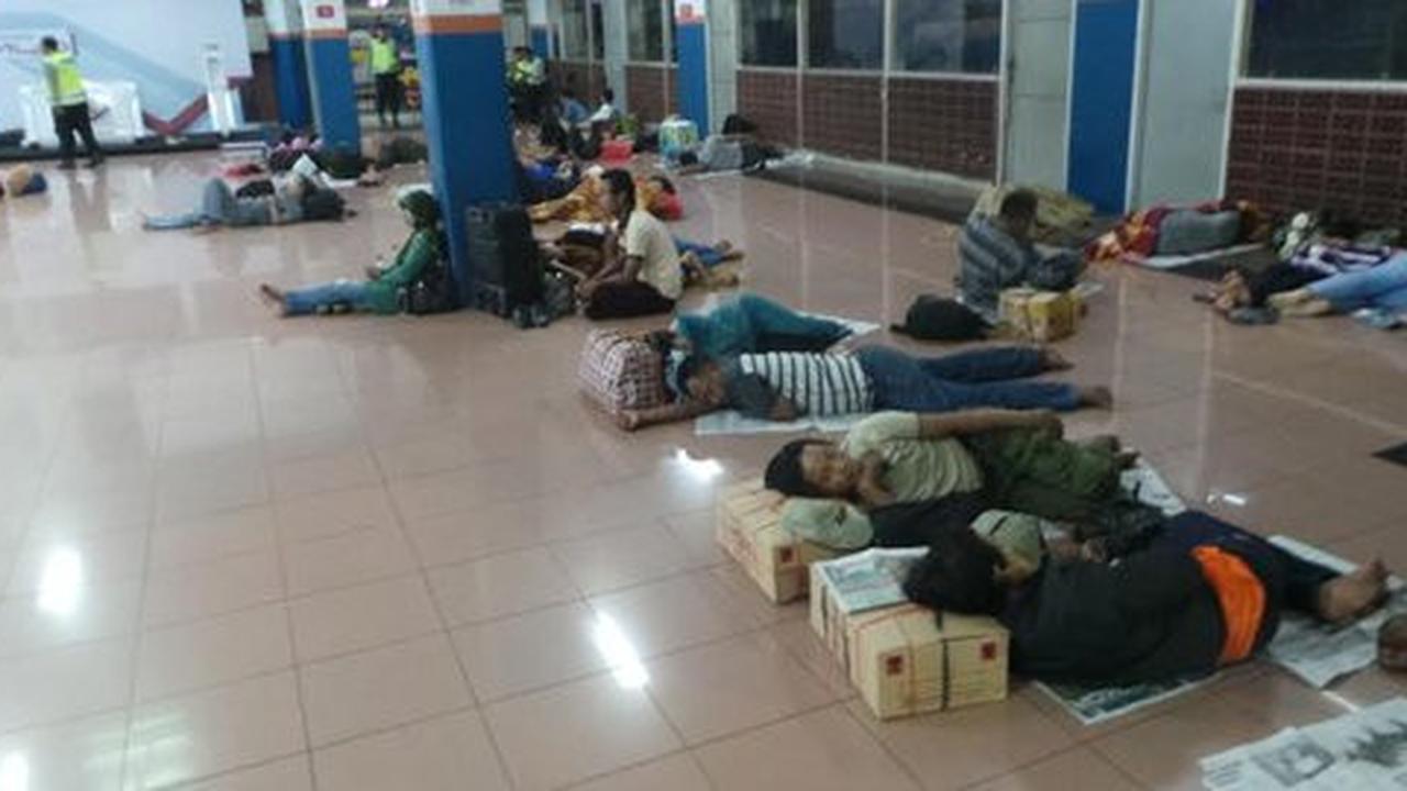 Jelang pagi, antrean pemudik di Pelabuhan Merak lengang