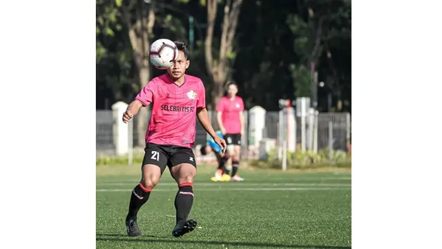 5 Potret Andik Vermansah Bermain Sepak Bola Bareng Selebritis FC, Jaga Kebugaran