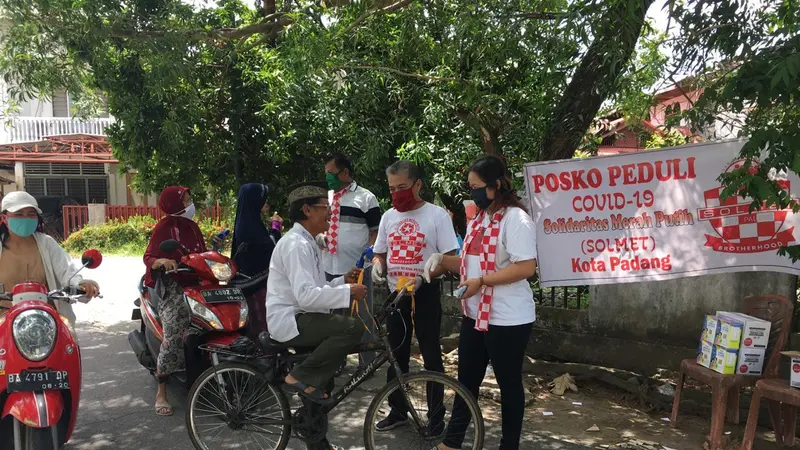 Relawan Solmet membagikan masker cegah Covid-19 di Padang.