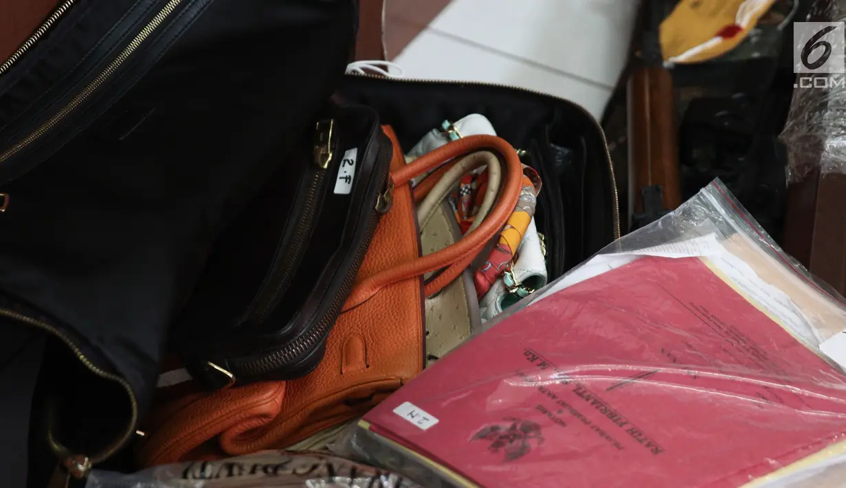 Barang bukti tas mewah milik bos First Travel ditampilkan saat sidang di PN Kota Depok, Jawa Barat, Senin (23/4). Sebagian barang bukti tersebut ditempatkan diberbagai wadah seperti koper, kardus, atau. kontainer plastik. (Liputan6.com/Herman Zakharia)