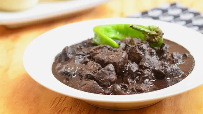 Dinuguan, sup darah babi dari Filipina, mirip dengan melas zomos bangsa Sparta. (Sumber Alchetron)