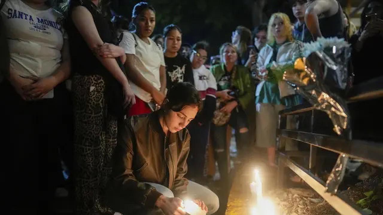 6 Potret TKP Tewasnya Liam Payne: Investigator Hilir Mudik, Penggemar Nyalakan Lilin Tanda Berduka