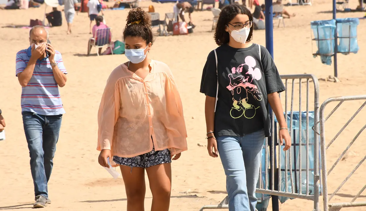Orang-orang yang mengenakan masker terlihat di dekat sebuah pantai di Rabat, Maroko, 27 Agustus 2020. Maroko pada 27 Agustus 2020 melaporkan 1.221 kasus baru COVID-19, menambah jumlah kasus infeksi di negara itu sejak 2 Maret menjadi 57.085. (Xinhua/Chadi)
