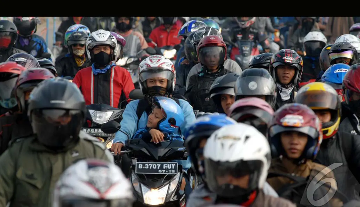Arus mudik kendaraan roda dua diperkirakan mengalami puncak kepadatan pada Sabtu malam hingga Minggu, dengan volume sekitar 9000 kendaraan per jam, Jawa Barat, Sabtu (26/7/2014) (Liputan6.com/Miftahul Hayat) 
