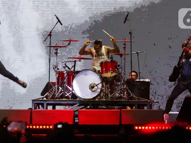 Grup band Superman Is Dead turut mengisi gelaran hari kedua Synchronize Fest 2024 di JIExpo Kemayoran, Jakarta, Sabtu (5/10/2024). (Liputan6.com/Herman Zakharia)